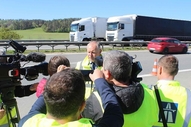 Na dálnici mezi Prahou a Brnem jezdí hodně kamionů. Někteří řidiči jedou spořádaně za sebou, jiní ne.