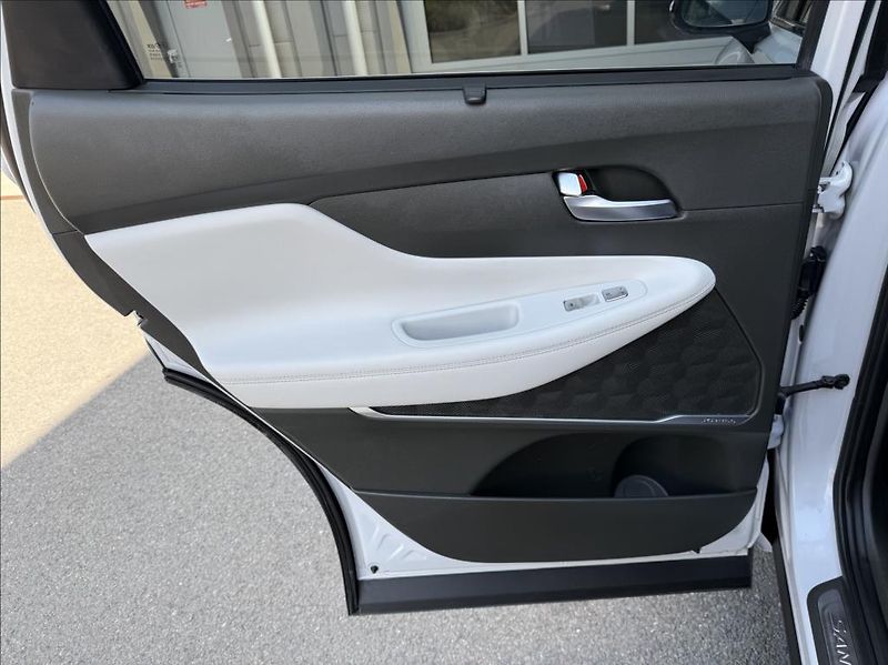 Hyundai Santa Fe 1,6 T HEV 4x4 AT 7M  Luxury - fotka 10 z 26