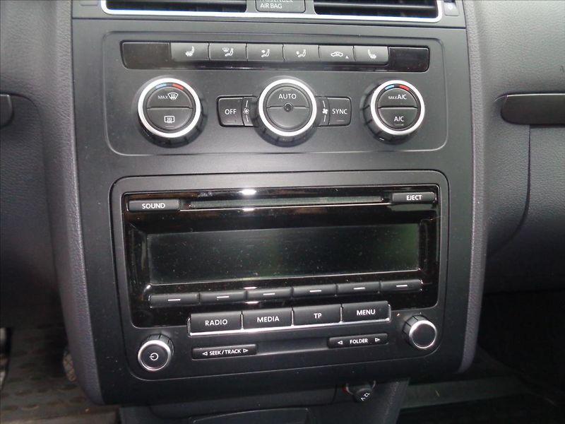 Volkswagen Touran 1,4 - fotka 9 z 19