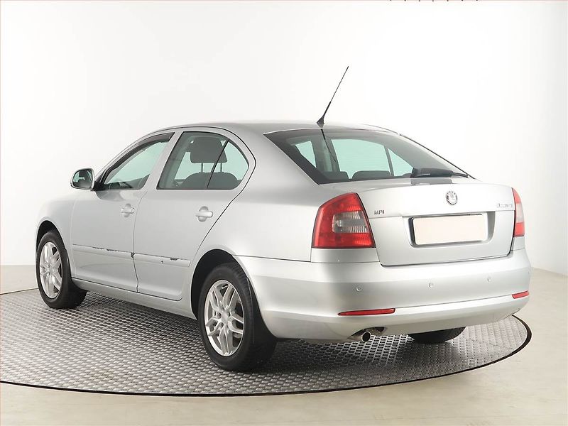 Škoda Octavia (2009) 1.6, Tempomat, Park. senzory - fotka 4 z 16
