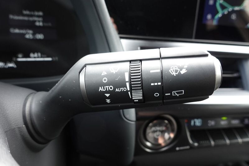 Lexus UX 300h UX300h 2,0 HEV Business Tech - fotka 30 z 34