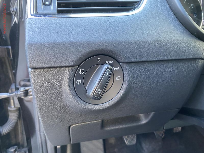 Škoda Octavia (2014) 1.6 TDi, Elegance, bixen - fotka 15 z 19