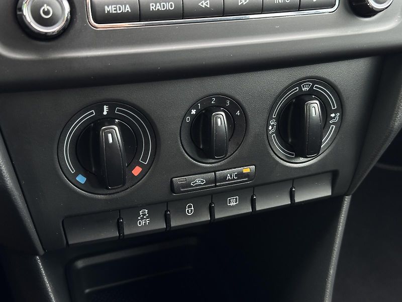 Škoda Rapid 1.2TSi Ambition PLUS 105PS Spa - fotka 19 z 30