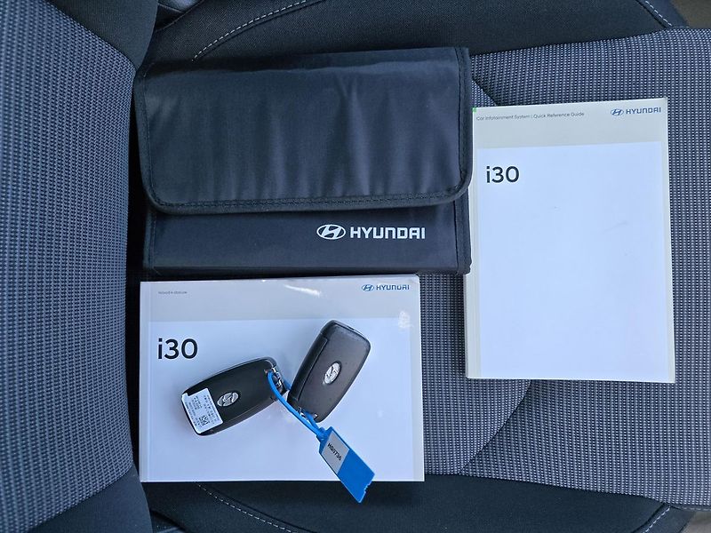 Hyundai i30 COMFORT / LED KAMERA NAVI - fotka 32 z 37