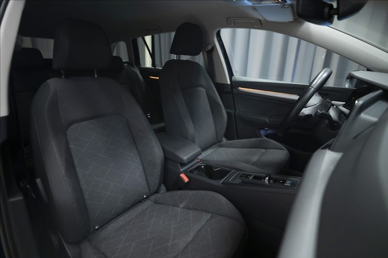 Volkswagen Golf 1,5 eTSI DSG KAMERA VÝHŘEV ČR - fotka 7 z 44