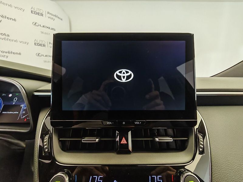 Toyota Corolla 2.0 Hybrid e-CVT Style - fotka 32 z 42