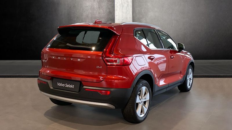 Volvo XC40 PLUS BRIGHT, B4 FWD, 145+10 kW - fotka 3 z 39