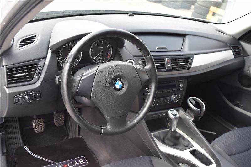 BMW X1 2,0 d 105KW 4X4 TAŽNÉ ALU - fotka 16 z 46