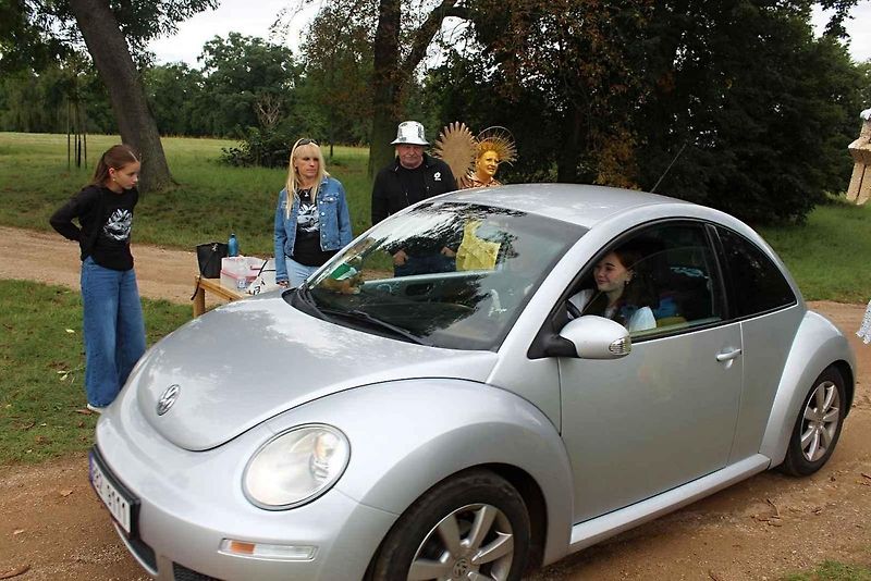 Z 33. Mezinárodního srazu Beetle a New Beetle na téma Naruby u zámku Kačina ve Svatém Mikuláši.