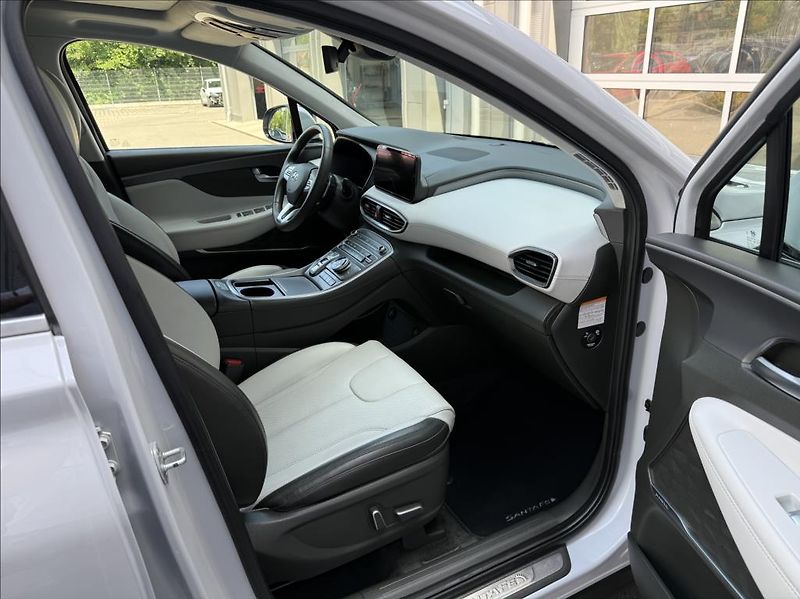 Hyundai Santa Fe 1,6 T HEV 4x4 AT 7M  Luxury - fotka 12 z 26