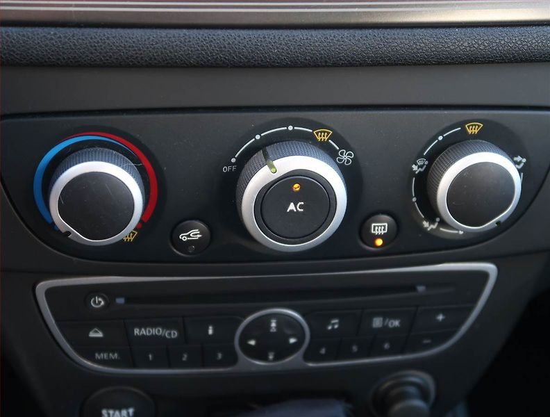 Renault Mégane (2010) 1.6 16V, Tempomat - fotka 15 z 18