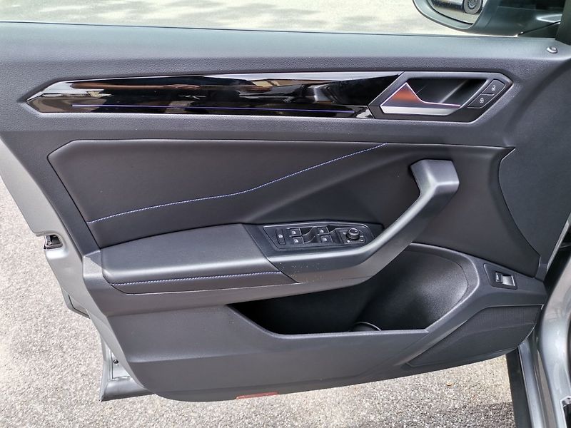 Volkswagen T-Roc (2025) 2.0TSi 221kw R DSG 4x4 - fotka 9 z 40