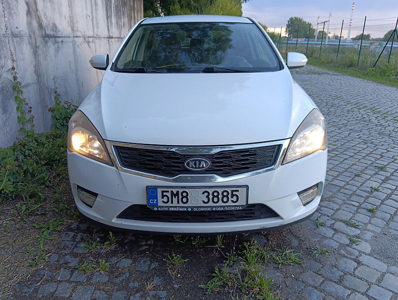 Kia Ceed (2010) 1.6D/85kW, automat, výhřev, AC - fotka 13 z 24