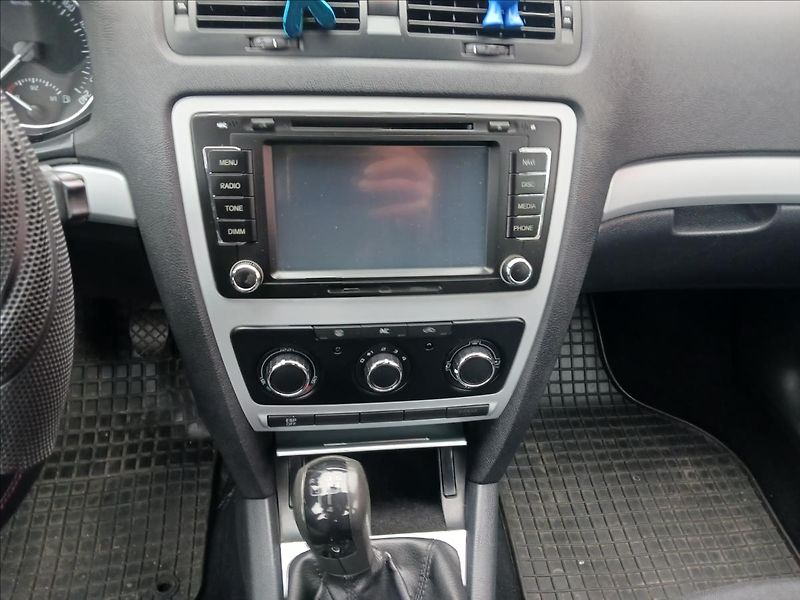 Škoda Octavia 1,6   TDI KOMBI 77KW AMBITION - fotka 10 z 20