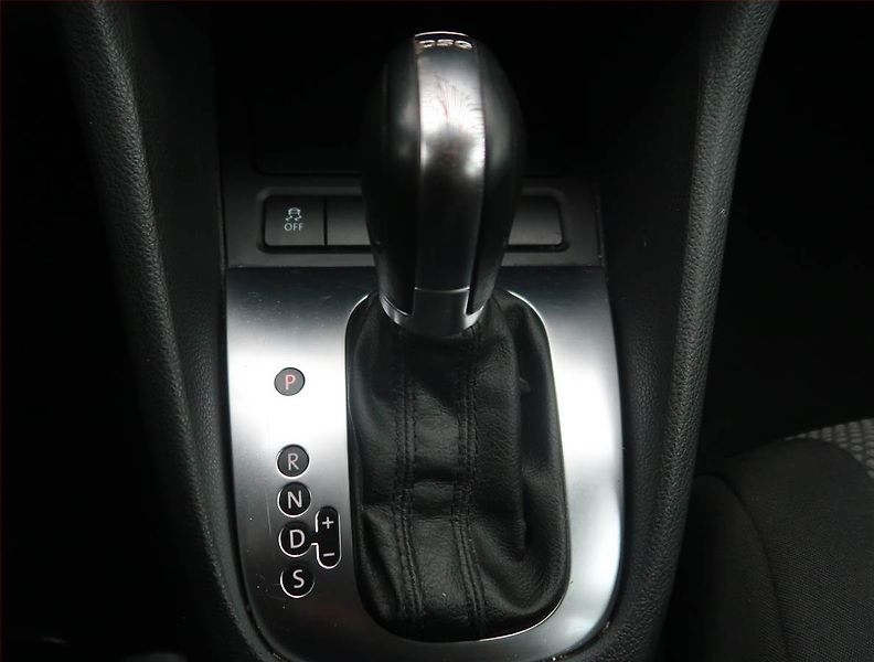 Volkswagen Golf (2012) 2.0 TDI, Automat, Navi - fotka 13 z 19