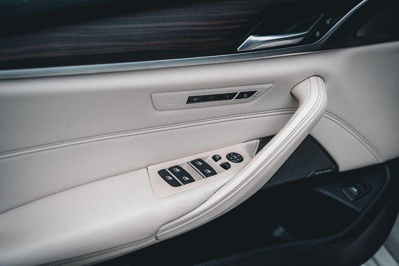 BMW Řada 5 (2017) M550i xDrive ČR  - fotka 42 z 58