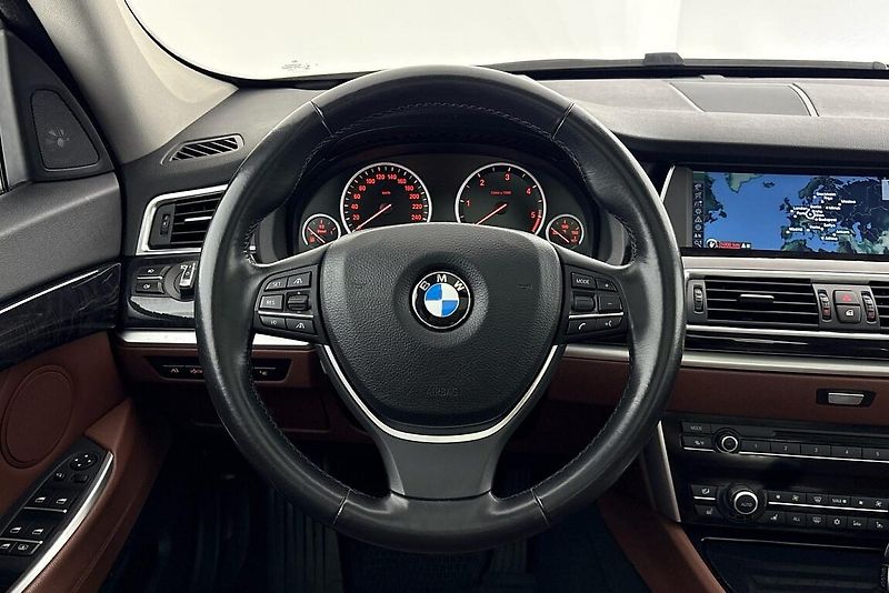 BMW Řada 5 535xdGT - fotka 9 z 23