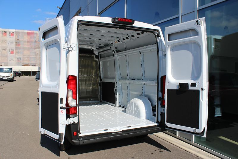 Peugeot Boxer Furgon 3500 L3H2 BlueHDi MAN6 - fotka 6 z 13