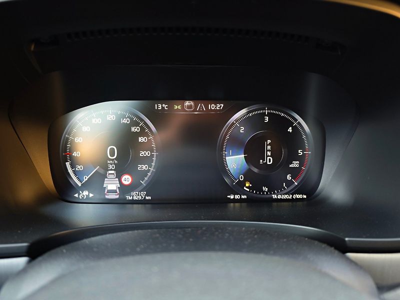 Volvo V90 (2019) 2.0 D4 Momentum 140kW 8AT - fotka 24 z 43