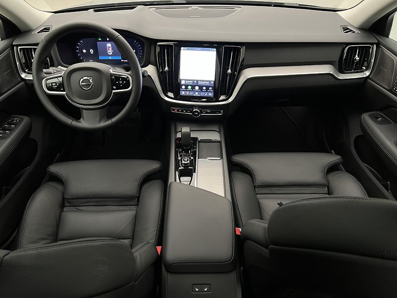 Volvo V60 B4 PLUS DARK AUT 1.maj. - fotka 2 z 47