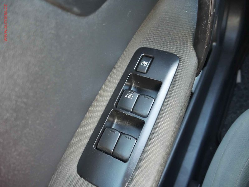 Nissan Qashqai (2011) 1.6, ČR, AC - fotka 12 z 14