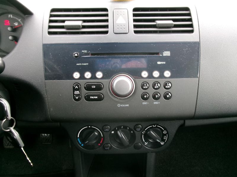Suzuki Swift (2009) 1,3i KLIMA - ZADÁNO - fotka 17 z 26