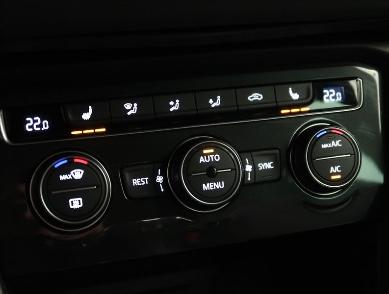 Volkswagen Tiguan 2,0 TDI DSG 4MOTION R-LINE - fotka 31 z 55
