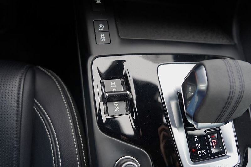 Jaguar E-Pace D200 4WD R-Dynamic/Aut/LED/fac - fotka 44 z 48