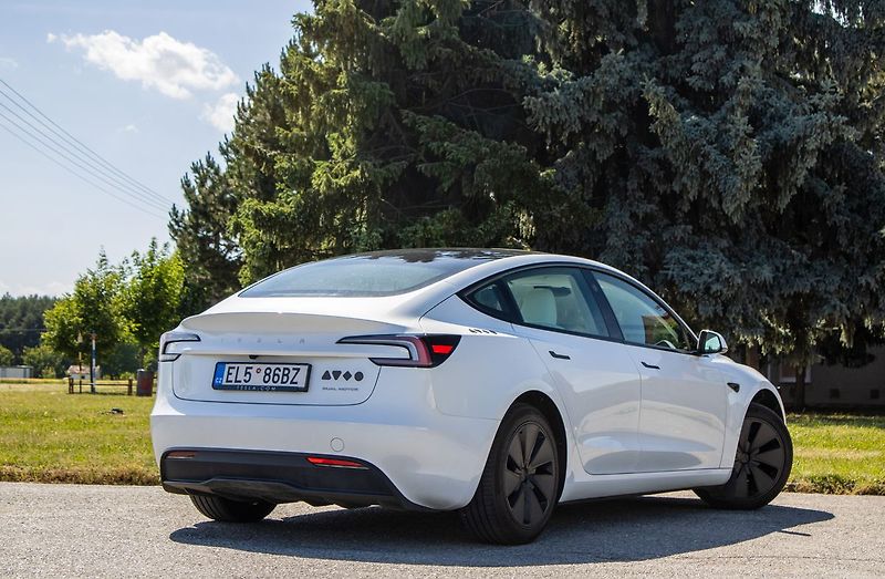 Tesla Model 3 - fotka 5 z 21
