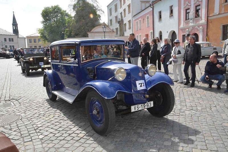 Stovka nablýskaných motocyklů a automobilů předválečné a meziválečné éry vyrazila v neděli z Horního náměstí v Přerově na spanilou jízdu regionem. Nejstarší účastnicí byla osmaosmdesátiletá Libuše Šulcová, která na trasu vyrazila na motocyklu BSA 770 se s