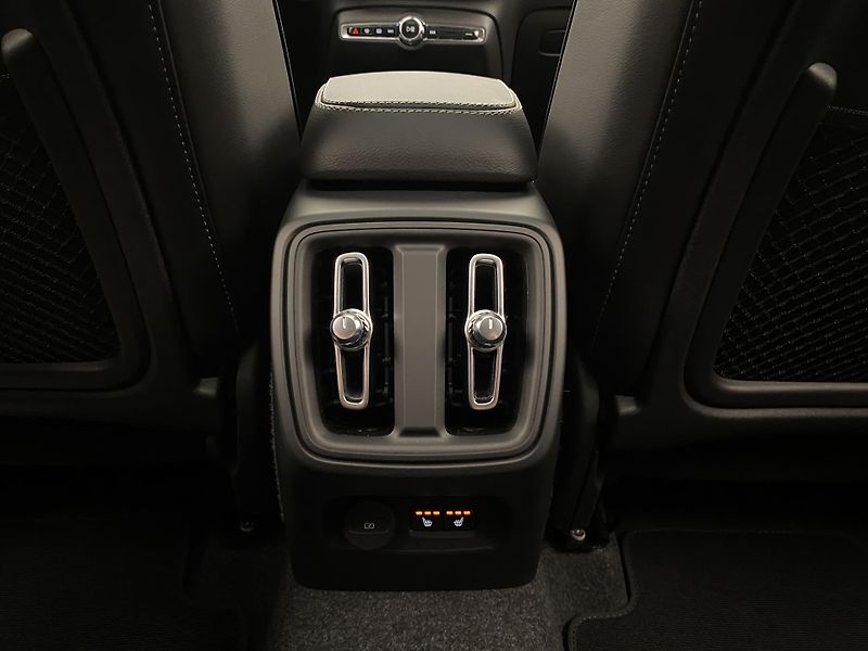 Volvo XC40 (2026) B3 AUT DARK ULTRA - fotka 66 z 66