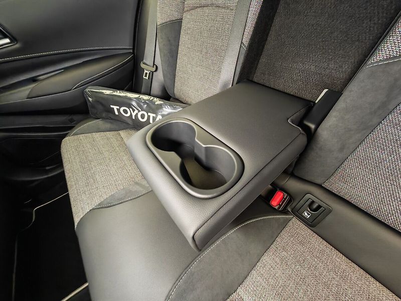 Toyota Corolla 2.0 Hybrid e-CVT Style - fotka 19 z 42