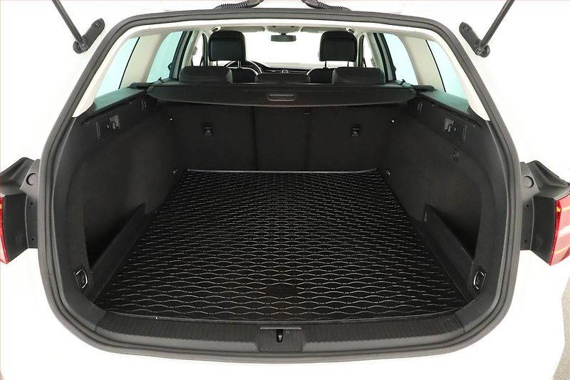 Volkswagen Passat (2017) R-Line 2.0 TDI, Kůže - fotka 11 z 20