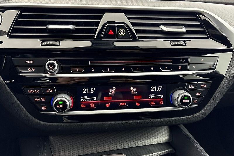 BMW Řada 5 530d xDrive - fotka 19 z 25