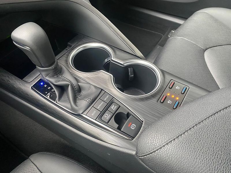 Toyota Camry 2,5 Hybrid Executive VIP - fotka 30 z 38