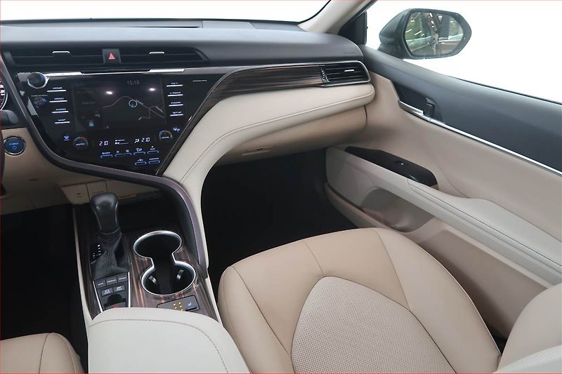 Toyota Camry (2021) 2.5 Hybrid - fotka 8 z 19
