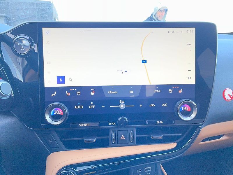 Lexus NX 350h - fotka 26 z 29