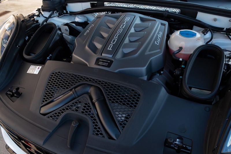 Porsche Macan (2018)  3.6 Turbo Performance & Black - fotka 19 z 21