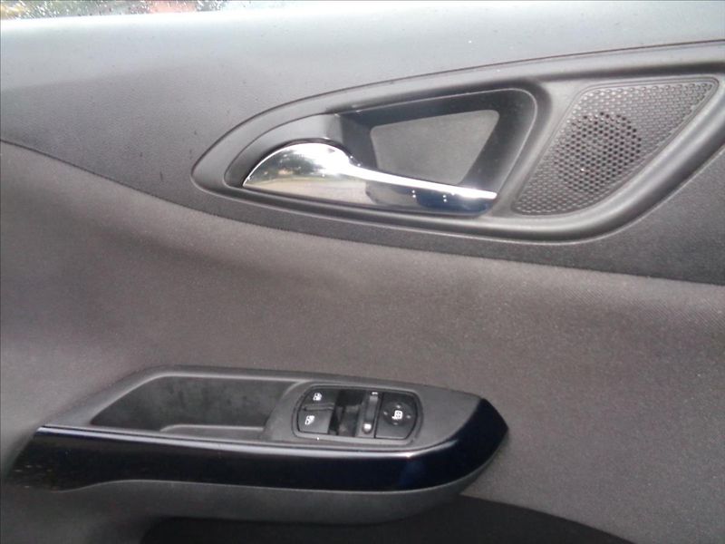 Opel Corsa 1,4 - fotka 11 z 14