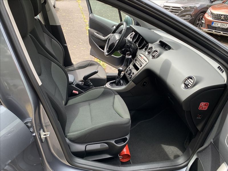 Peugeot 308 1,6 HDI  SW 7.MÍST - fotka 14 z 18