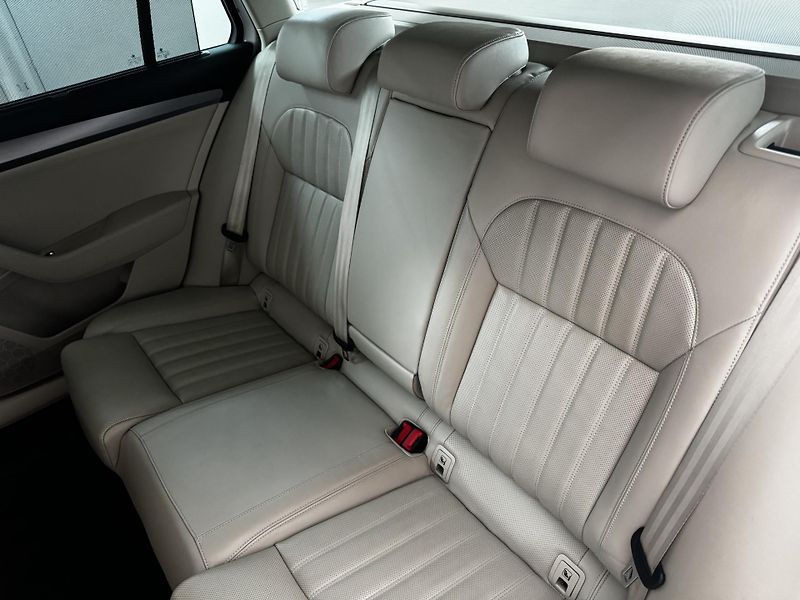 Škoda Superb (2018) Style 2.0 TDI 140 KW 4x4 -CZ- - fotka 24 z 27