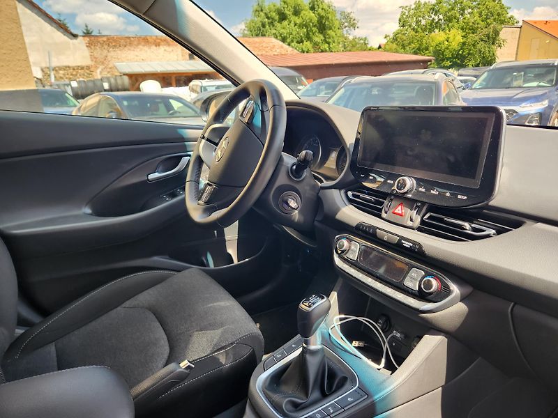 Hyundai i30 1.MAJ.-AUTOMAT-NIZKÉ KM-KAMERA - fotka 8 z 9