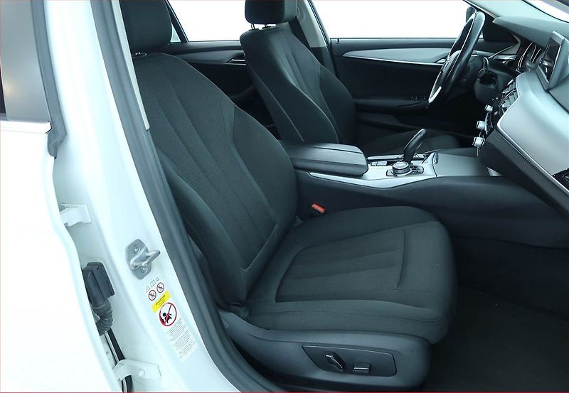 BMW Řada 5 (2018) 520d xDrive, 4X4, Automat - fotka 9 z 25