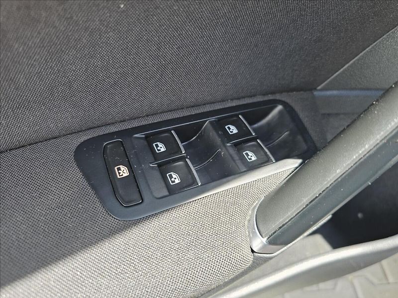 Volkswagen Golf 1,4TSi 110KW DSG Highline - fotka 14 z 50