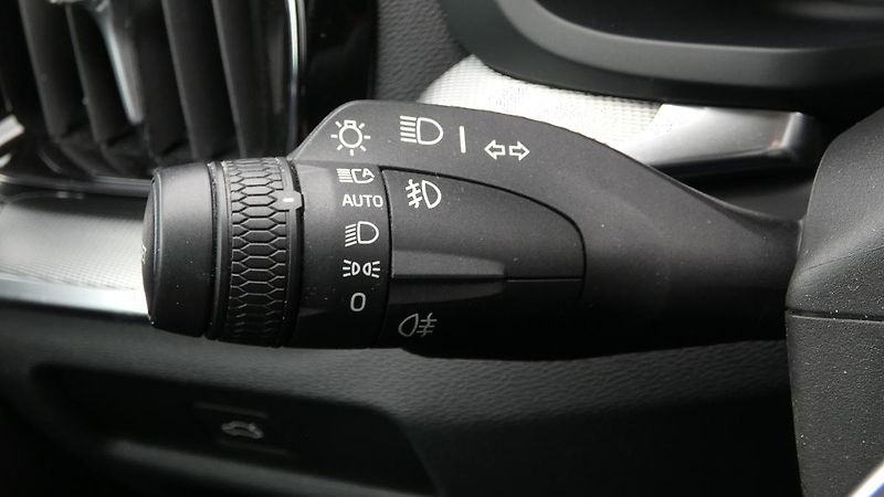 Volvo V60 B4 benzin Plus Dark DCT - fotka 10 z 24