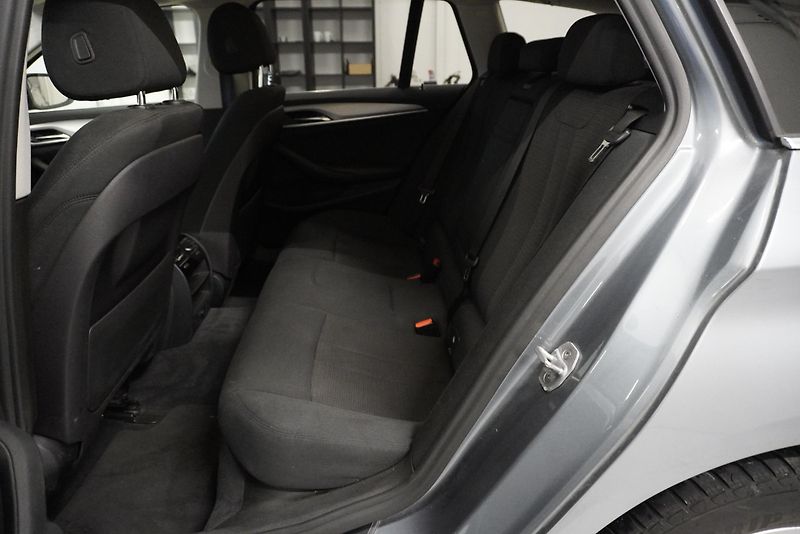 BMW Řada 5 (2018) 520D TOURING STEPTRONIC - fotka 23 z 27