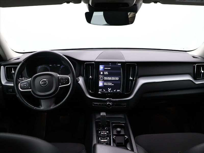 Volvo XC60 2,0 B4 Drive-E MomentumPro AWD - fotka 21 z 28