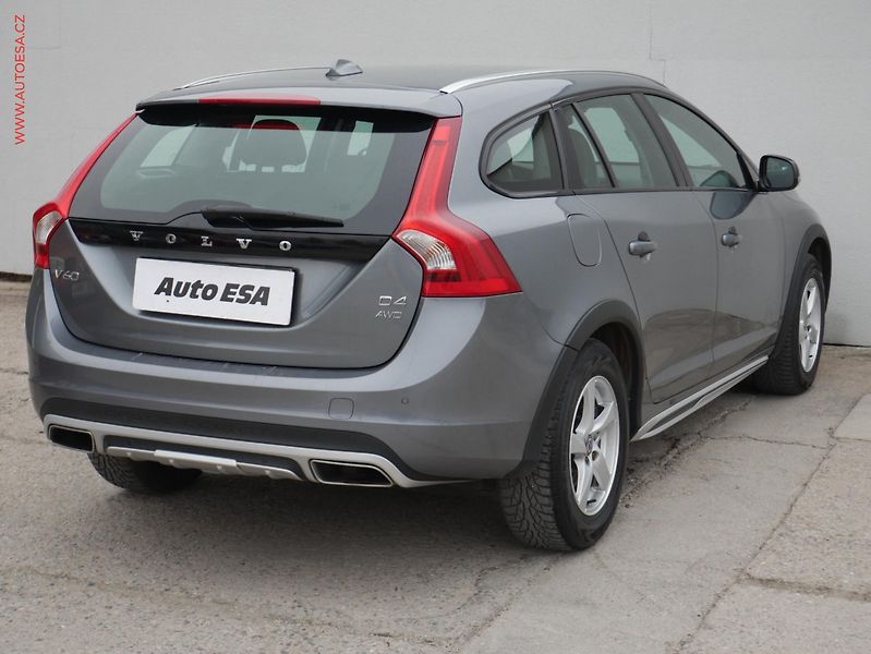 Volvo V60 (2015) 2.4 D4 Cross Country, AT - fotka 6 z 19