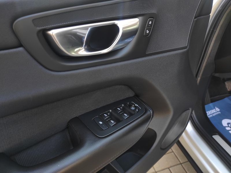 Volvo XC60 2,0 D3 Drive-E, Momentum Pro - fotka 28 z 41