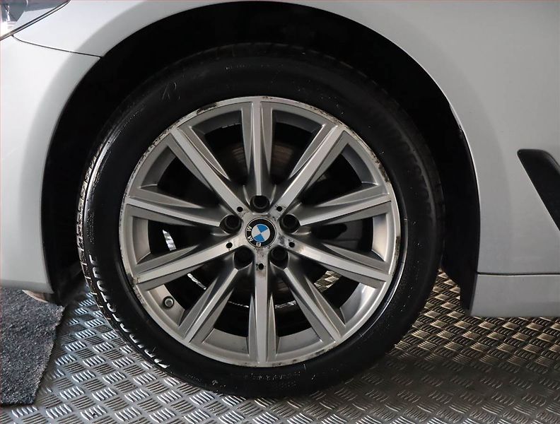 BMW Řada 5 (2018) Luxury Line 520d xDrive, 4X4 - fotka 15 z 25